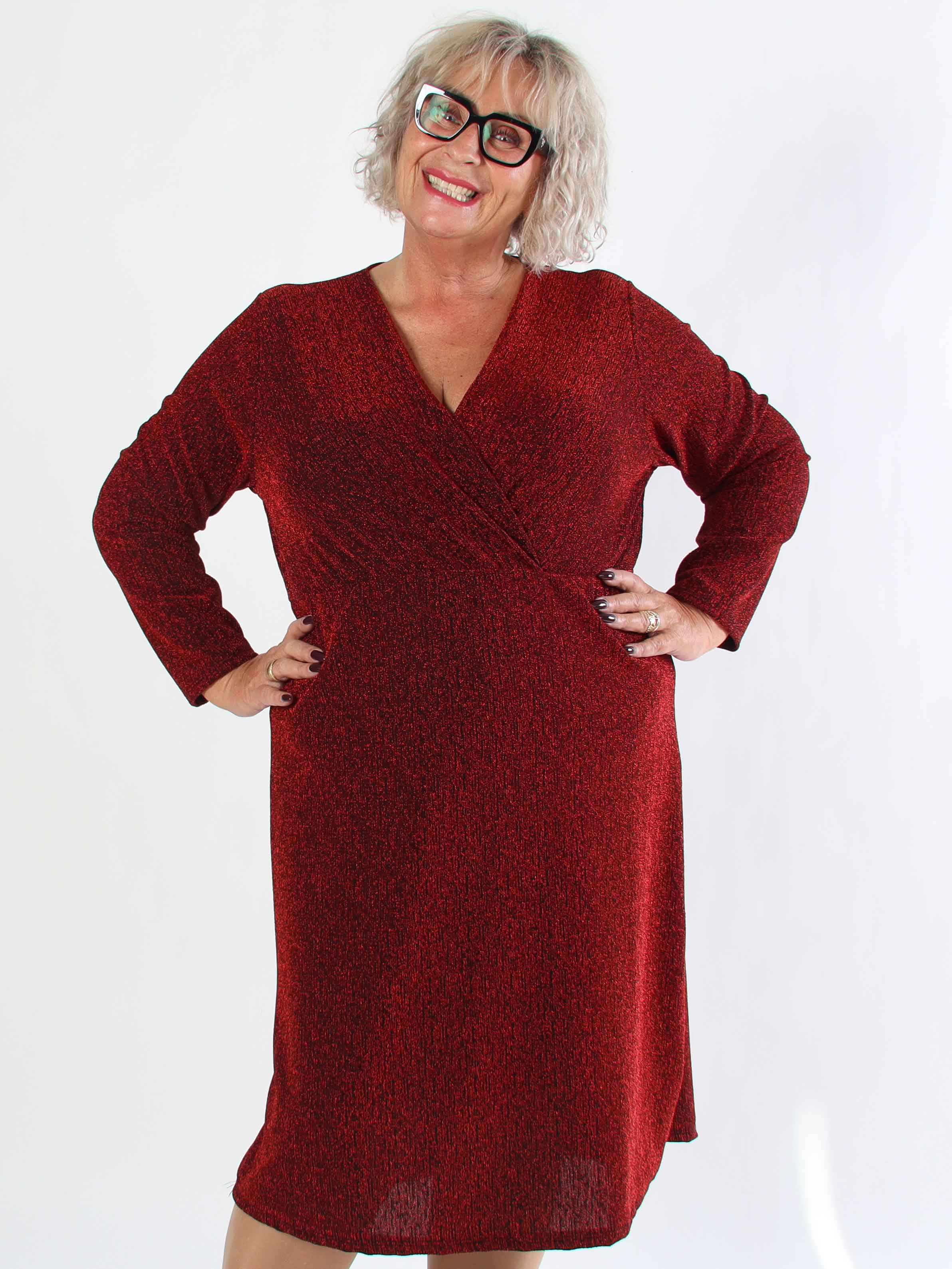 Lina - Plus size kjole med glimmertråde og krydsdetalje ved brystet